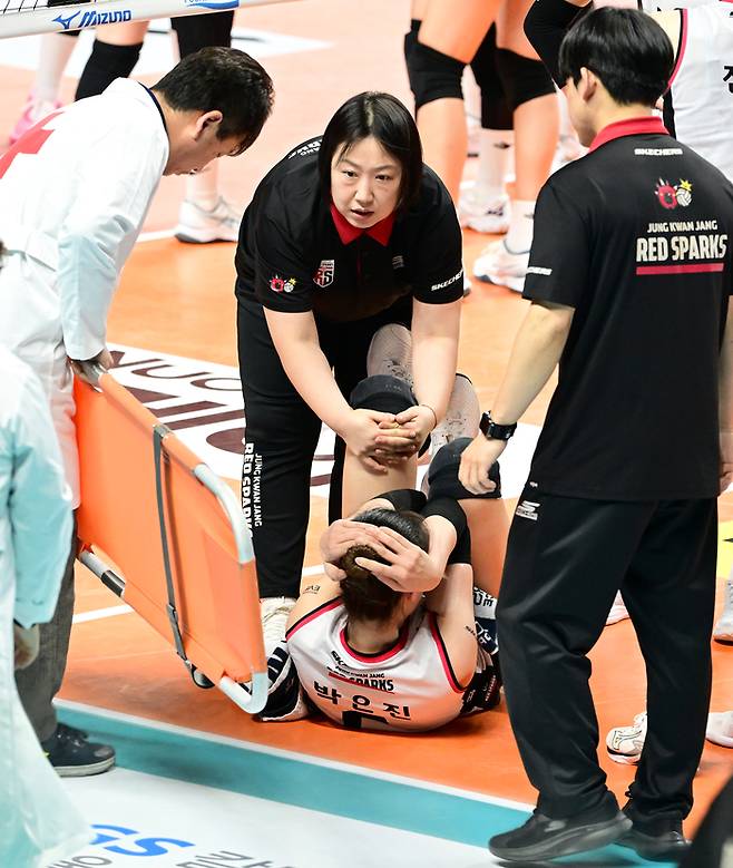 정관장 박은진(가운데)이 발목을 다친 뒤 통증을 호소하고 있다. 사진 | 한국배구연맹
