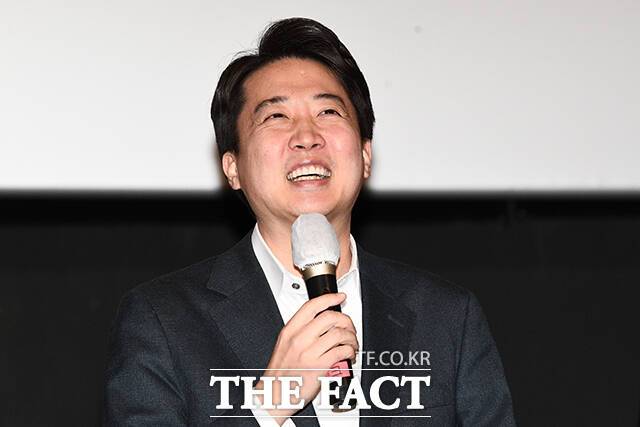 이준석 개혁신당 의원이 지난달 24일 오후 서울 영등포구 타임스퀘어 영등포 CGV에서 열린 다큐멘터리 영화 '준스톤 이어원' 시사회에 참석해 취재진의 질문에 답변하고 있다. /서예원 기자