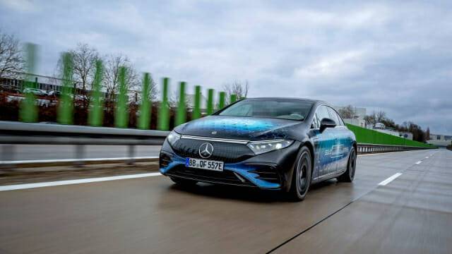 팩토리얼 에너지 시제품 전고체 배터리를 탑재한 EQS를 시운전하는 모습 (사진=메르세데스 벤츠)