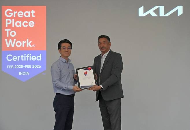 (왼쪽부터) 기아 인도권역본부장 이광구 전무가 GPTW 인도 아눕 시퀘이라 디렉터로부터 '일하기 좋은 기업' 인증서를 수여받는 모습
