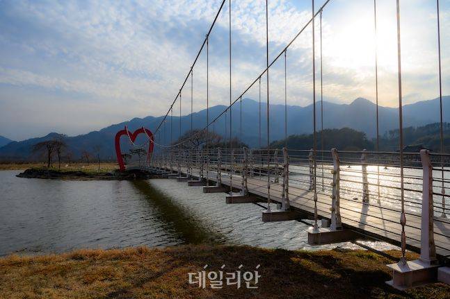 동정호 출렁다리. 석양 무렵 방문하면 상당히 로멘틱한 풍경이 연출된다. ⓒ데일리안 배군득 기자