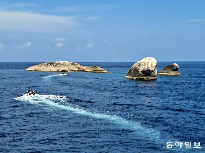 시밀란 국립공원 코끼리 머리 바위(엘리펀트 헤드락) 포인트로 보트를 타고 가는 다이빙 관광객들.