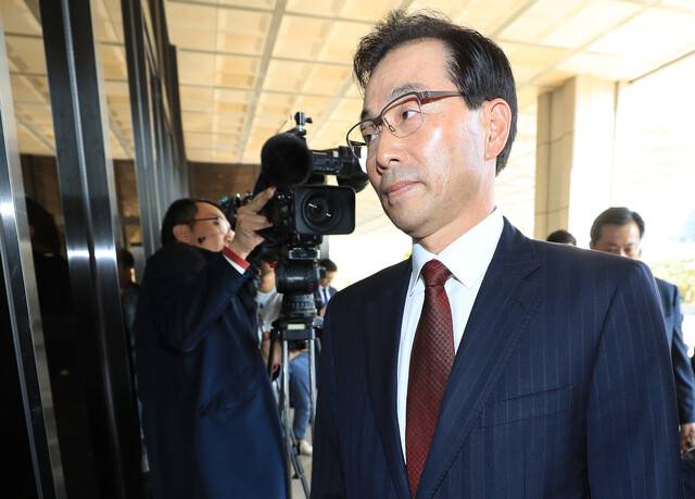2013년 검찰의 국가정보원 댓글 수사를 방해하는 데 관여한 의혹을 받는 서천호 전 국정원 2차장이 2017년 10월28일 오전 피의자 신분으로 조사를 받기 위해 서울 서초구 서울중앙지검으로 들어서고 있다. 연합뉴스