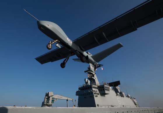 지난해 11월 12일 포항 해상의 해군 독도함에서 미국 제커럴 아토믹스의 모하비가 바행갑판에서 이륙하고 있다. 해군은 이날 대형플랫폼 함정 무인기 운용 전투 실험을 통해 합정 탑재 무인기 운용의 가능성을 따져봤다. 사진공동취재단