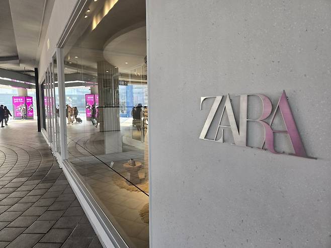 자라는 크고 고급스러운 매장 전략을 쓴다. 상품 가격은 중저가에 해당하지만, 쇼핑 경험은 저렴하지 않도록 꾸며놨다. /최종석 기자