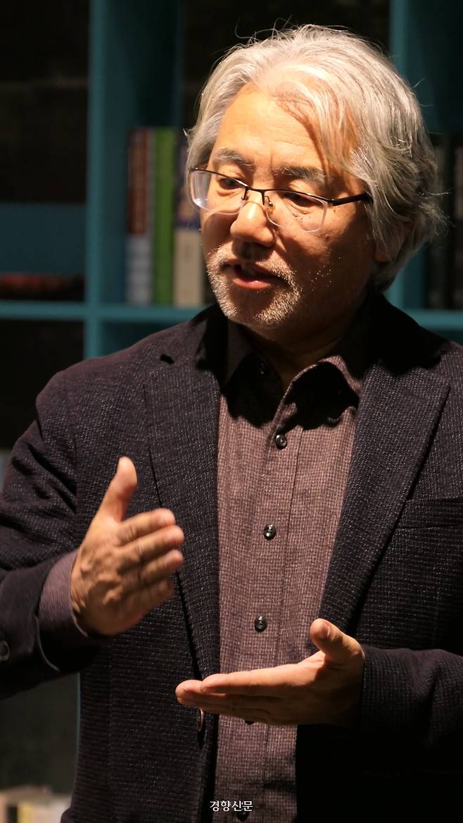 김왕배 연세대 사회학과 명예교수는 젊은 세대 일부가 유튜브 요설꾼, 사이비 교주, 선동과 거짓의 정치인들이 맺은 반지성주의 동맹에 영향받았다고 본다. 인종주의, 적과 동지의 이분법, 악마화와 폭력 동원, 공격성 같은 극단주의 성향을 보인다고 했다. 김종목 기자