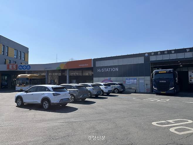지난 2월 22일 경기 성남의 한 수소 전기 충전소에서 ‘넥쏘’ 차들이 충전을 기다리고 있다. 권재현 선임기자