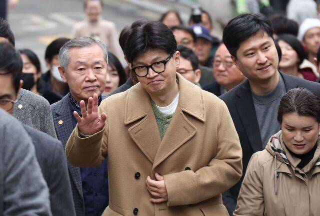 한 전 대표가 지지자들에게 인사하고 있다. 연합뉴스(공동취재)