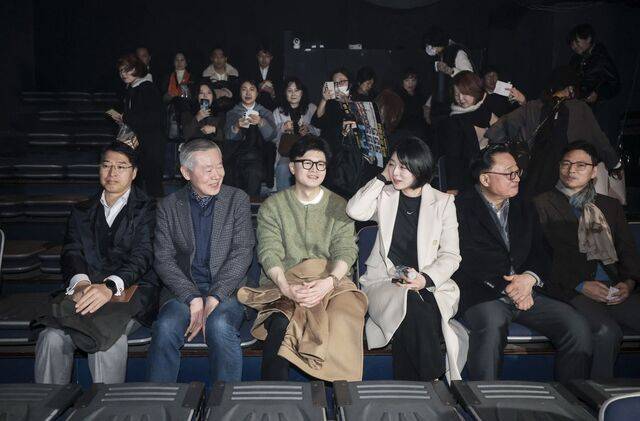 연극 관람 전 한 전 대표의 모습. 연합뉴스(공동취재)