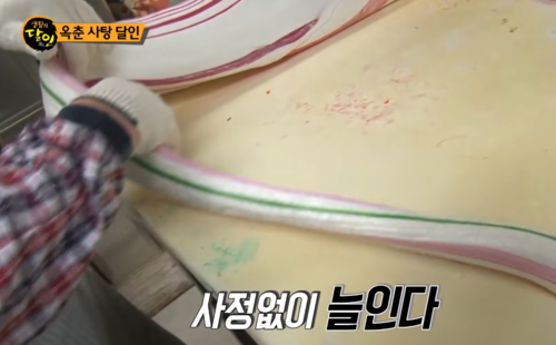 옥춘당은 아니고 옥춘사탕을 만드는 과정. 바탕이 되는 흰 사탕 반죽에 다양한 색상의 반죽을 덧붙여 늘리면서 끊어낸다. 옥춘당의 무늬를 만드는 과정도 이와 유사하다. [사진출처=SBS 생활의 달인]