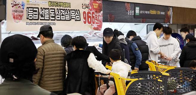 2일 서울 이마트 왕십리점이 국내산 삼겹살을 할인 판매하자 이를 구매하려는 고객들로 북적이고 있다. 고물가에 지친 소비자들은 '반값' 세일에 격렬히 반응하고 있다. 김호영 기자