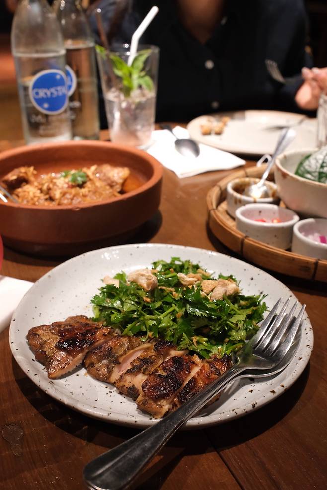 키티파닛의 인기 메뉴 고수 샐러드를 곁들인 구운 치킨 요리 / 사진=홍지연 여행+ 기자