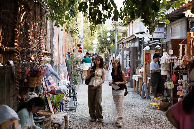 치앙마이 인기 명소 반 캉 왓. 지역 예술가들이 만든 커뮤니티 공간이자 시장이다. / 사진=에어비앤비