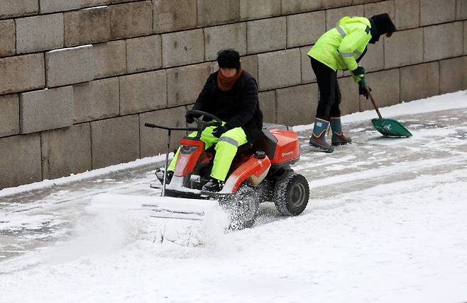 서울 중구 청계천에서 관계자들이 제설작업을 하고 있다. /사진=뉴스1