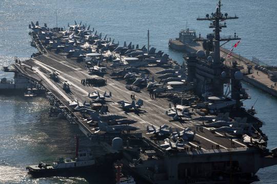 미국의 핵(원자력) 추진 항공모함 칼빈슨호(CVN-70)가 북한의 군사정찰위성 3차 발사 예고 기간을 하루 앞둔 2023년 11월 21일 부산작전기지에 입항하고 있다. 미 해군 제1항모강습단의 항공모함인 칼빈슨호는  니미츠급 원자력 추진 항공모함으로 길이 333m, 폭 76.4m 규모다. 이 항모에는 슈퍼호넷 전투기(F/A-18), 호크아이 조기경보기(E-2C), 대잠수함기(S-3A) 등이 탑재돼 있다. 연합뉴스