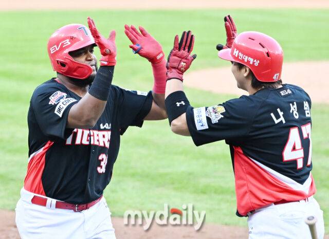 26일 오후 대구광역시 연호동 대구삼성라이온즈파크 에서 진행된 '2024 프로야구 KBO리그 포스트시즌' 한국시리즈 4차전 삼성라이온즈와 KIA타이거즈의 경기. 기아 소크라테스가 6회초 1사 1루서 2점 홈런을 터뜨린 뒤 나성범과 환호하고 있다./대구=송일섭 기자 andlyu@mydaily.co.kr