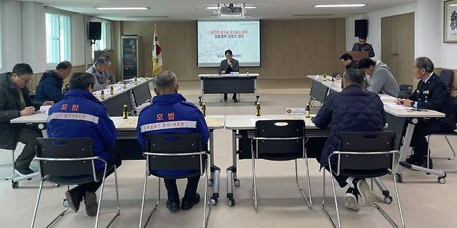 [통영=뉴시스] 신정철 기자= 제20회 통영 봉숫골 꽃나들이 축제가 벚꽃 개화시기인 오는 29~30 양일간 통영시 봉평동 봉수골 일원에서 개최될 예정이다.사진은 지난달 26일 통영시 봉평동행정복지센터 회의실에서 개최된 제20회 봉숫골 꽃나들이 축제 교통대책 관계자 회의 모습.(사진=통영시 제공).2025.03.02. photo@newsis.com *재판매 및 DB 금지