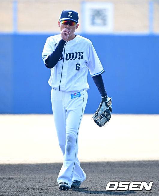 [OSEN=미야자키(일본), 지형준 기자]&nbsp;이승엽호가 추재현, 이유찬 등 젊은 미래 자원들의 장타를 앞세워 일본 프로팀을 꺾었다.&nbsp;이승엽 감독이 이끄는 두산 베어스는 22일 일본 미야자키현 니치난시 난고스타디움에서 열린 일본프로야구 세이부 라이온스와 스프링캠프 두 번째 평가전에서 5-4 역전승을 거뒀다.&nbsp;1회 세이부 겐다 소스케가 수비를 준비하고 있다 2025.02.22 /jpnews@osen.co.kr