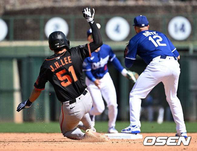 [OSEN=글렌데일(미국), 이대선 기자] '코리안 데이'였다.&nbsp;이정후(샌프란시스코 자이언츠)와 김혜성(LA 다저스)이 맞대결에서 나란히 맹활약했다. &nbsp;LA 다저스와 샌프란시스코 자이언츠는 2일(이하 한국시간) 미국 애리조나주 글렌데일의 캐멀백 랜치에서 2025 메이저리그 시범경기를 치렀다.&nbsp;이날 김혜성은 8번 유격수로,&nbsp;이정후는 3번 중견수로 각각 선발 출장했다. 이정후가 총알 2루타로 선제 타점을 올리자, 7푼 타율로 마음고생을 하던 김혜성은 시범경기 첫 홈런포를 터뜨렸다.3회초 2사 1,2루에서 샌프란시스코 자이언츠 케이시 슈미트의 안타 대 LA 다저스 김혜성이 2루로 송구했으나 1루주자 이정후가 2루에서 세이프되고 있다. 2025.03.02 / sunday@osen.co.kr