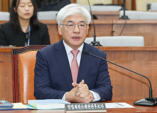 마은혁 헌법재판관 후보자가 지난해 12월23일 국회 인사청문회에서 의원 질의에 답변하고 있다. 최상수 기자