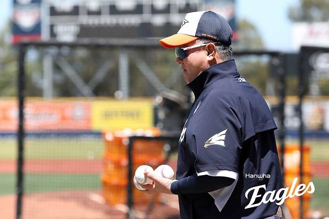 ▲ 김경문 한화 감독은 정규시즌에 들어가기 앞서 몇 가지 중요한 결정을 앞두고 있다. ⓒ한화이글스