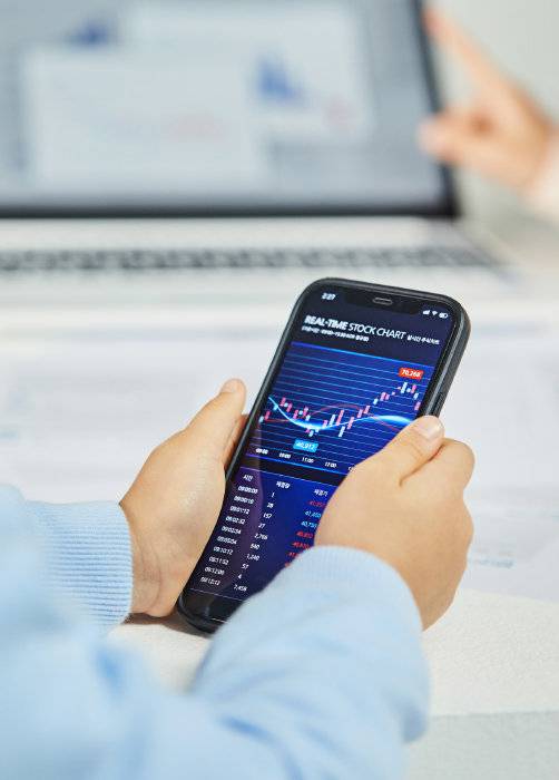 전업투자자란 매일 차트를 보면서 주식을 사고파는 사람이라는 인식이 많다. [GettyImages]