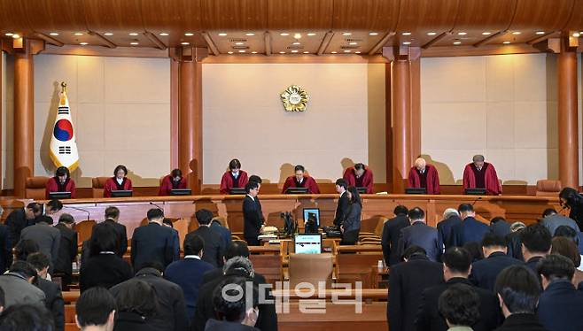 문형배 헌법재판소장 직무대행을 비롯한 헌법재판관들이 지난달 25일 서울 종로구 헌법재판소 대심판정에서 열린 윤석열 대통령 탄핵심판 최종 변론에 입장하고 있다. (사진=공동취재단)