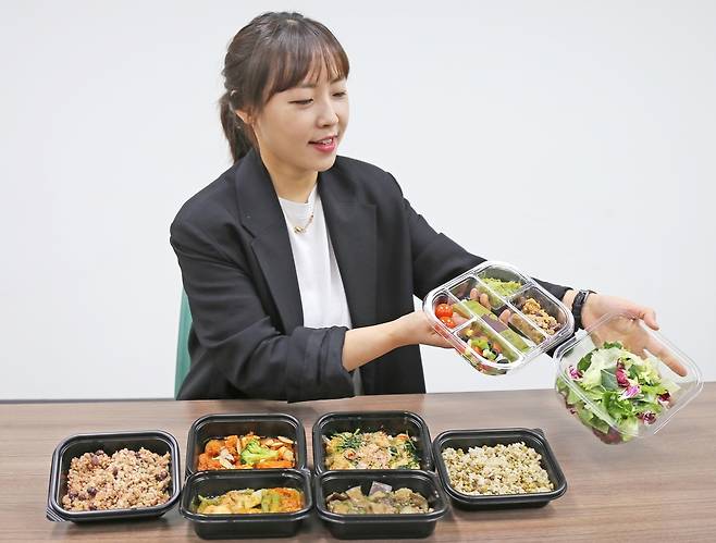 양우리 현대그린푸드 그리팅Lab 수석연구원이 그리팅 헬시에이징 식단을 소개하는 모습.(현대그린푸드 제공)