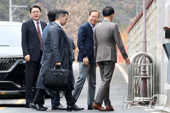 국민의힘 권영세 비상대책위원장, 권성동 원내대표, 김상훈 정책위의장 등 당 지도부가 3일 오후 박근혜 전 대통령을 예방하기 위해 대구 달성군 유가읍 사저 안으로 들어가고 있다. 2025.3.3/뉴스1 ⓒ News1 공정식 기자