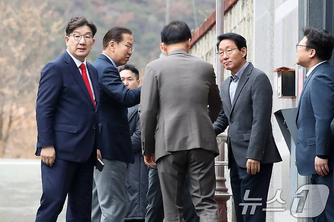 국민의힘 권영세 비상대책위원장, 권성동 원내대표, 김상훈 정책위의장 등 당 지도부가 3일 오후 대구 달성군 유가읍 박근혜 전 대통령 사저를 찾아 박 전 대통령을 예방한 뒤 사저를 떠나기 전 유영하 의원과 인사 나누고 있다. 2025.3.3/뉴스1 ⓒ News1 공정식 기자