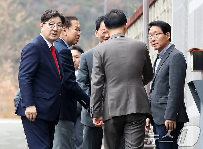 국민의힘 권영세 비상대책위원장, 권성동 원내대표, 김상훈 정책위의장 등 당 지도부가 3일 오후 대구 달성군 유가읍 박근혜 전 대통령 사저를 찾아 박 전 대통령을 예방한 뒤 사저를 떠나기 전 유영하 의원과 인사 나누고 있다. 2025.3.3/뉴스1 ⓒ News1 공정식 기자
