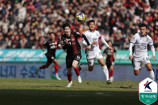 땅이 크게 파여있는 서울과 김천의 경기 잔디 상황(한국프로축구연맹 제공)