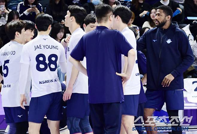 작전타임을 지켜보는 대한항공 요스바니.