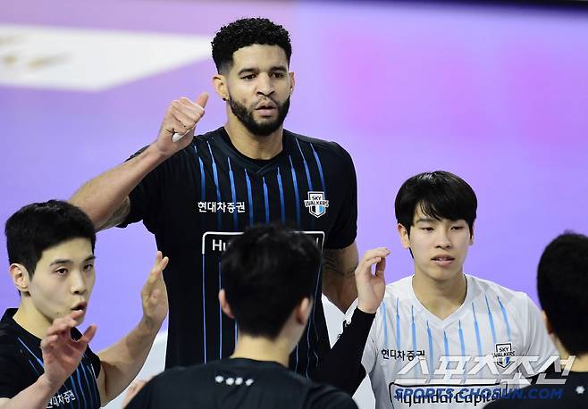 동료들에게 엄지를 치켜들고 있는 현대캐피탈 레오.