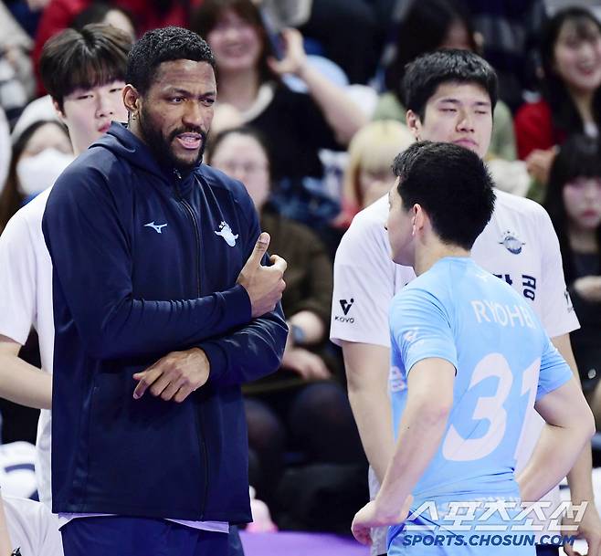 료헤이와 대화를 나누는 요스바니.