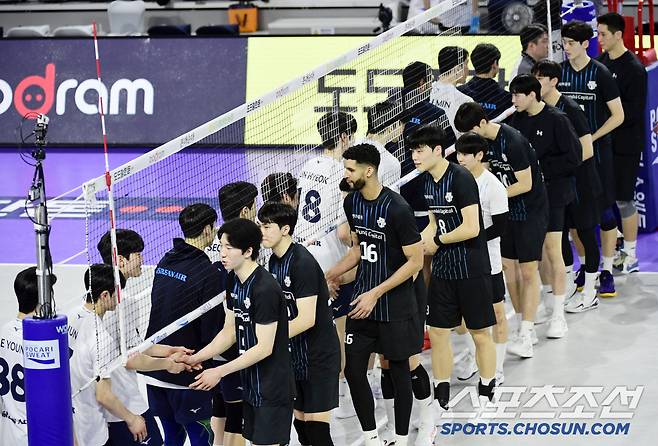 '미리 보는 챔피언 결정전' 현대캐피탈이 대한항공에 세트스코어 3대 2로 승리했다. 경기 종료 후 인사를 나누고 있는 양 팀 선수들.