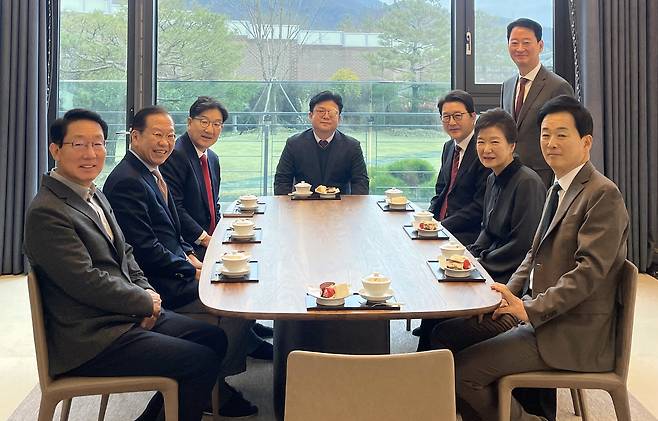 국민의힘 권영세 비상대책위원장, 권성동 원내대표, 김상훈 정책위의장 등 당 지도부가 3일 오후 대구 달성군 유가읍 박근혜 전 대통령 사저를 찾아 박 전 대통령을 예방하고 있다. /뉴스1