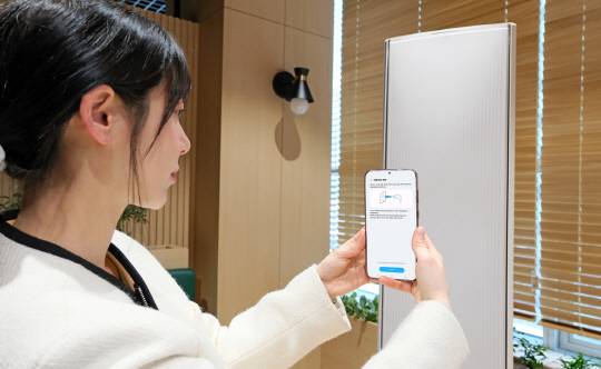 고객이 '스마트싱스 에어컨 AI 진단' 기능을 활용해 자가 점검을 하고 있다. 삼성전자서비스 제공