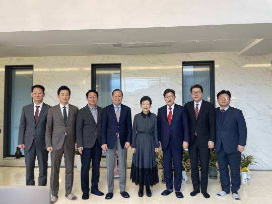 권영세(왼쪽 네 번째) 비상대책위원장과 권성동(오른쪽 세 번째) 원내대표를 비롯한 국민의힘 지도부가 3일 대구 달성군에서 박근혜(오른쪽 네 번째) 전 대통령과 만나 기념 사진을 촬영하고 있다. [국민의힘 제공]