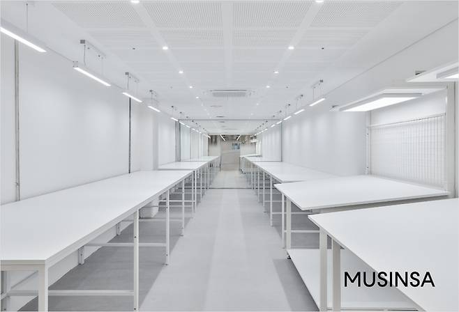 무신사 스튜디오 동대문종합시장점의 워크룸 내부 모습
