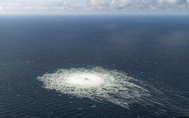 2022년 9월27일 러시아에서 발트해를 거쳐 독일로 이어지는 ‘노르트스트림2’ 가스관이 위치한 덴마크 보른홀름섬 인근 바다에서 이 가스관 폭발로 인한 천연가스 누출로 소용돌이가 일어나고 있다. AP 연합뉴스