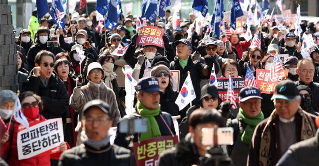 지난달 27일 서울 중구 명동 주한 중국대사관 인근에서 자유와 정의를 실천하는 교수모임 및 친윤 시민들이 윤석열 대통령에 대한 탄핵 인용을 반대하고 있다. 뉴시스