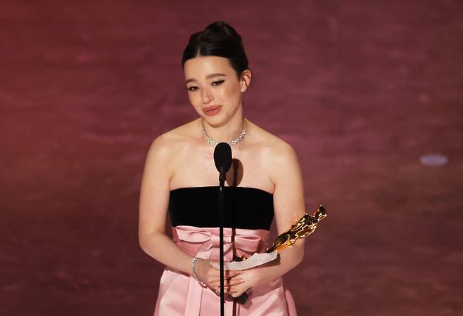 <yonhap photo-9843=""> Mikey Madison wins the Oscar for Best Actress for "Anora" during the Oscars show at the 97th Academy Awards in Hollywood, Los Angeles, California, U.S., March 2, 2025. REUTERS/Carlos Barria/2025-03-03 13:02:39/ <저작권자 ⓒ 1980-2025 ㈜연합뉴스. 무단 전재 재배포 금지, AI 학습 및 활용 금지></yonhap>