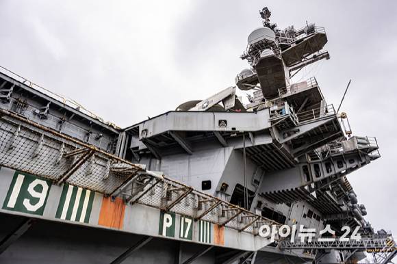 3일 부산 작전기지에 미국 해군 제1항모강습단 소속 핵 추진 항공모함 '칼빈슨함'(CVN-70)이 입항해 있다. [사진=사진공동취재단]