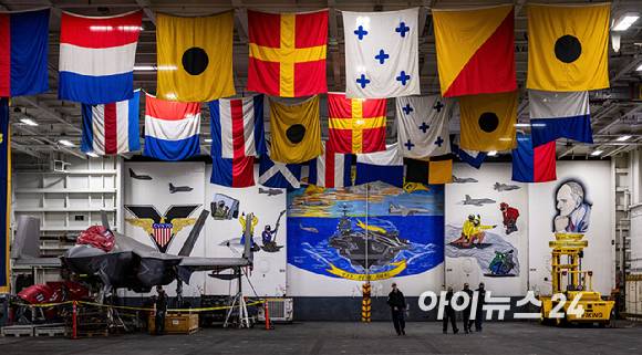 3일 부산 작전기지에 입항한 미국 핵 추진 항공모함 '칼빈슨함'(CVN-70) 격납고에 F-35 전투기가 배치되어 있다. [사진=사진공동취재단]
