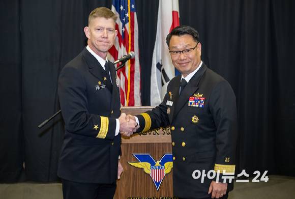 3일 부산 작전기지에 입항한 미국 핵 추진 항공모함 '칼빈슨함'(CVN-70) 격납고에서 마이클 워시(준장) 제1항모강습단장, 이남규(준장) 해군작전사령부 해양작전본부장 악수를 하고 있다. [사진=사진공동취재단]