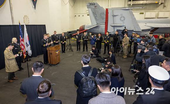 3일 부산 작전기지에 입항한 미국 핵 추진 항공모함 '칼빈슨함'(CVN-70) 격납고에서 마이클 워시(준장) 제1항모강습단장이 발언하고 있다. [사진=사진공동취재단]
