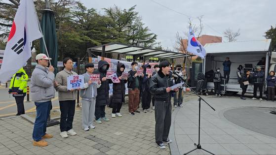 3일 오후 3시 전북 전주시 금암동 전북대 옛 정문 앞 삼각지에서 열린 '윤석열 대통령 탄핵 반대 시국 선언' 관련 집회에서 '전북대 미술학과 18학번'이라고 자신을 소개한 이사야(3학년)씨가 시국 선언문을 낭독하고 있다. 김준희 기자