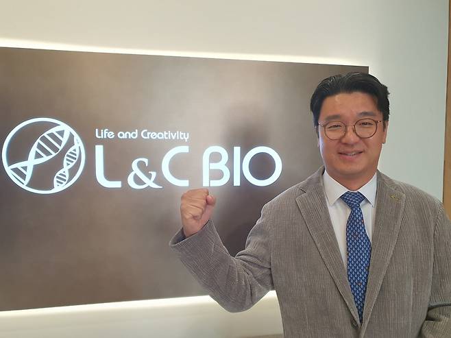 이환철 엘앤씨바이오 대표가 올해 사업계획 설명 후 파이팅을 외치고 있다. 윤현주 기자