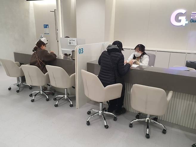 직원들이 인체 적용 시험 진행을 위해 시험 대상자에게 연구 내용을 설명하고 있다. 윤현주 기자